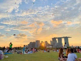 Tuinposter people enjoying the sunset in Singapore © brandon