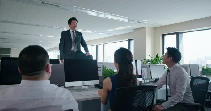 Business people clapping in office,4K