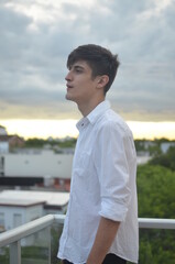 Sesión de fotos chico blanco, cabello negro