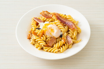 carbonara fusilli pasta spicy bacon