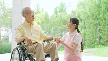 高齢者を介助する介護士