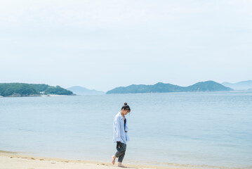 夏の海の女性