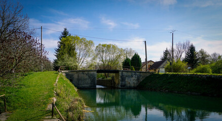 Obraz premium Ecluse sur le canal de Bourgogne