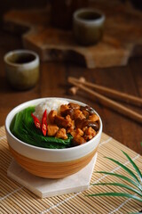 a bowl of rice with chicken meat and mushroom sauce 
