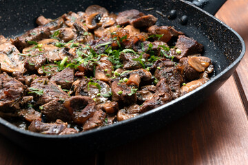 Stufato di carne di manzo e funghi 
