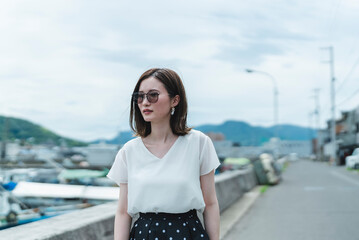 Obraz premium 夏に散策する女性