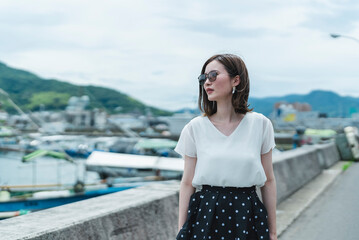 夏に散策する女性