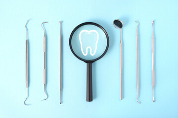 虫眼鏡と歯と歯科医師の道具