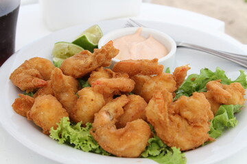 fried shrimp with sauce and lettuce