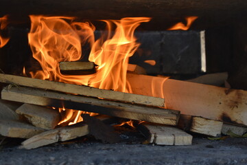 fuego sobre la madera