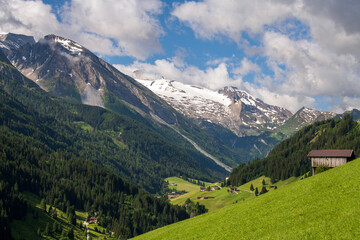 Blick auf den Hintertuxer Gletscher und das Tuxer Tal, Tirol, Österreich im Sommer
