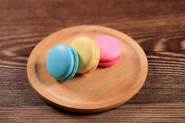 The macarons are on wooden plates