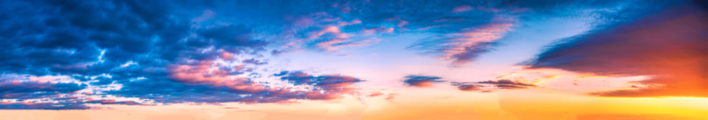 Naklejka premium Beautiful cloudscape and dramatic sunset