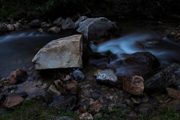 Foto de agua y rocas