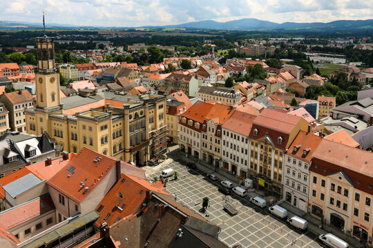 Turmblick auf die Altstadt von Zittau mit Rathaus und Fernblick zum Jeschken und Zittauer Gebirge