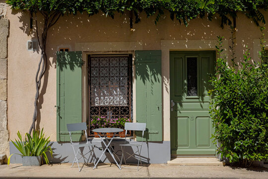 fa&ccedil;ade de maison au soleil et salon de jardin