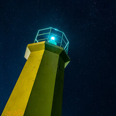Faro verde del puerto de Javea por la noche