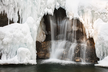 Gefrorener Wasserfall im Winter, kalter Winter, eisiger Winter, Wetter