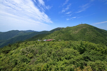 Fototapeta premium 梶ヶ森 二人の丘からの眺め 山荘と山頂（高知県 大豊町）