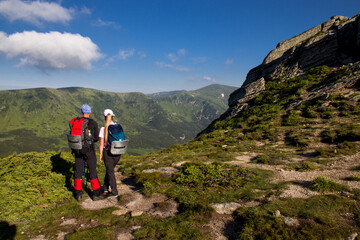 Fototapeta na wymiar guy and girl look at the mountains