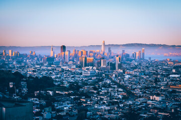 Obraz premium A picturesque panorama of the city of San Francisco at a bright beautiful sunset from Twin Peaks hill.
