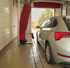 Mycie auta w automatycznej myjni na stacji paliw - obrazy, fototapety, plakaty
