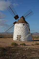 Molino de viento en la isla de Fuerteventura, Canarias