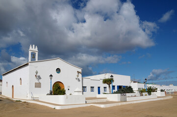 Casas e iglesia de la virgen del Carmen en el pueblo de La Caleta del Sebo en la isla de La Graciosa, Canarias
