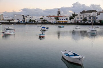 Fototapeta na wymiar Charco de San Ginés en la bahía de Arrecife al atardecer en la isla de Lanzarote, Canarias