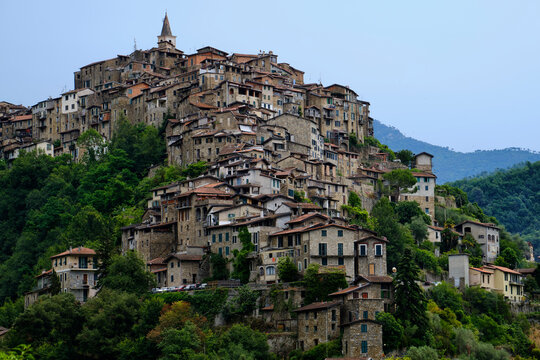 Foto scattata lungo la strada che connette Apricale a Dolceacqua.
