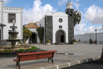 Iglesia del pueblo de San Bartolomé en la isla de Lanzarote, Canarias - obrazy, fototapety, plakaty
