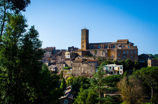 Panorama del borgo di Sutri lungo la Via Francigena nel Lazio