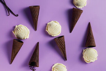 bolas de sorvete de baunilha com casquinhas de chocolate sobre fundo lilás 