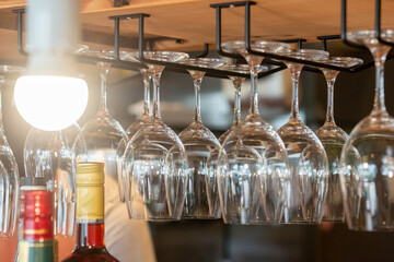 グラスホルダーに吊るされたワイングラス