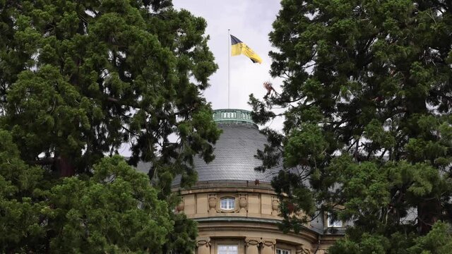 Staatsministerium in Baden Württemberg Symbolbild mit Flagge im Wind
