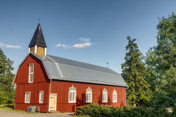 Fototapeta na wymiar Old wooden red church in Finland Kellokoski