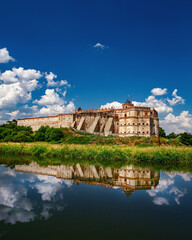 Obraz premium A beautiful old castle over the river in the village of Medzhibozh.