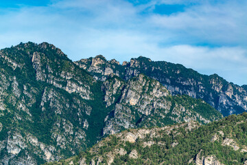 Fototapeta na wymiar Aussicht auf eine Gebirgskette der italienischen Alpen.