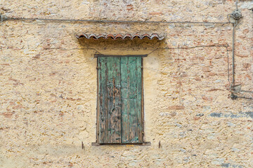 Italienische Gebäude und Gassen mit traditionellen Fensterläden.