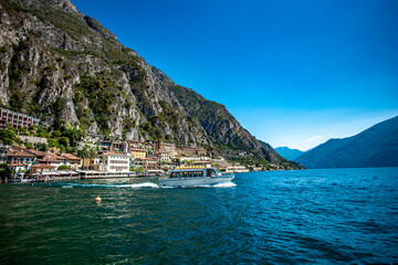 Obraz premium Fähre verlässt die Anlegestelle.