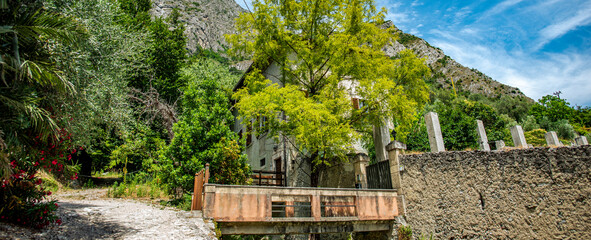 Italienisches Haus versteht hinter einem Baum.