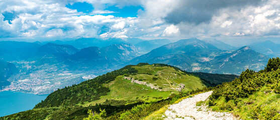 Fototapeta na wymiar Panoramablick auf die Berge (Alpen)