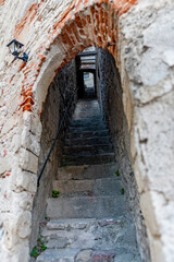 Steiler und enger Treppenaufgang in einer italienischen Gasse.