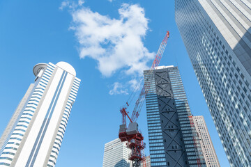 青空の下のビルとクレーン