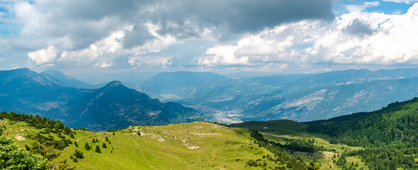 Panoramablick auf die Berge (Alpen)