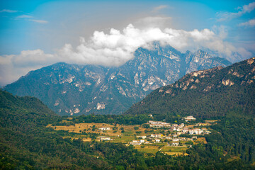Fototapeta premium Aussicht auf eine Gebirgskette der italienischen Alpen.