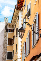 Italienische Gebäude und Gassen mit traditionellen Fensterläden.