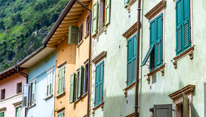 Fototapeta na wymiar Italienische Gebäude und Gassen mit traditionellen Fensterläden.