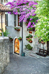 Verwinkelte Gassen in enier italienischen Kleinstadt am Gardasee.
