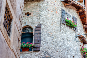 Italienische Gebäude und Gassen mit traditionellen Fensterläden.